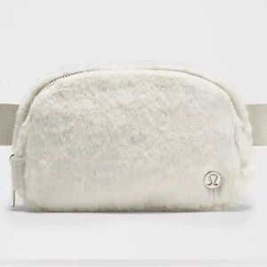 Lululemon Everywhere Belt Bag Plush Fleece in Bone/Silver